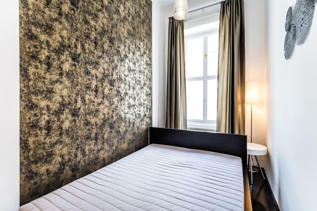 Bpr B&w Elegant Apartman Budapest